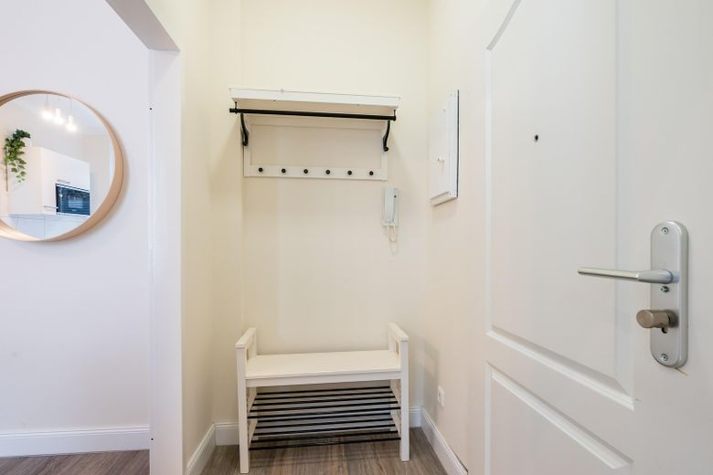 Мебльована 1-кімнатна квартира Aachen-Burtscheid, відремонтована | Furnished Apartment – Garderobe