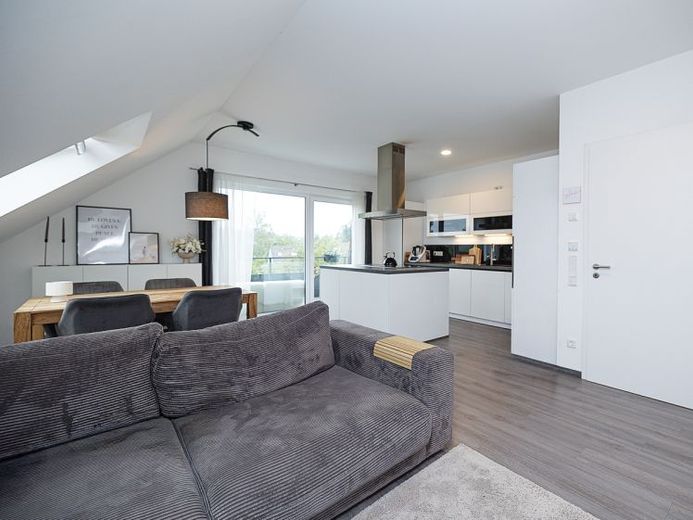 Detmold çatılarının üzerinde enerji verimli: Balkonlu ve geniş manzaralı modern 3 odalı daire – Fotoğraf 1