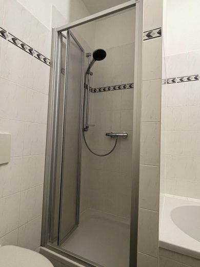 Provisionsfrei: 3-Zimmer-Balkonwohnung im Hochparterre eines kernsanierten 4-FH, Weimar Nordvorstadt – ...Dusche und WC!