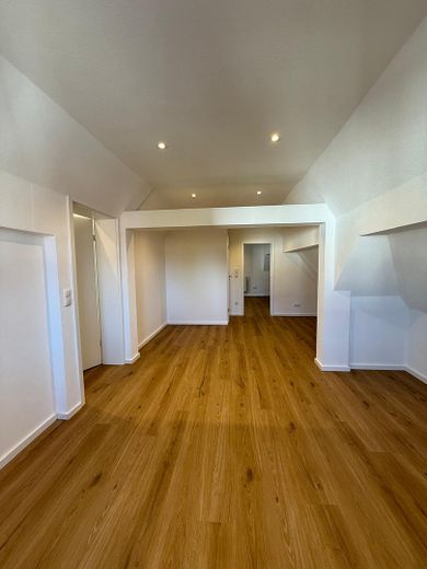 5-Room Maisonette Apartment Across Three Living Levels – Fully Renovated, with Fitted Kitchen & 2 Bathrooms – Wohnzimmer 2. Etage