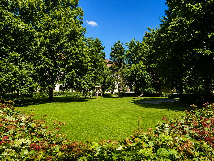 2,5 Zimmer Altbau, provisionsfrei! – Garten mit Spielplatz