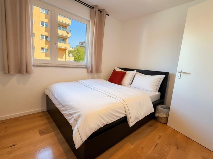 Provisionsfrei: Lichtdurchflutete 4-Zi.-Wohnung, moderner EBK & Loggia nahe U-Bahn / Panzerwiese – Gästezimmer