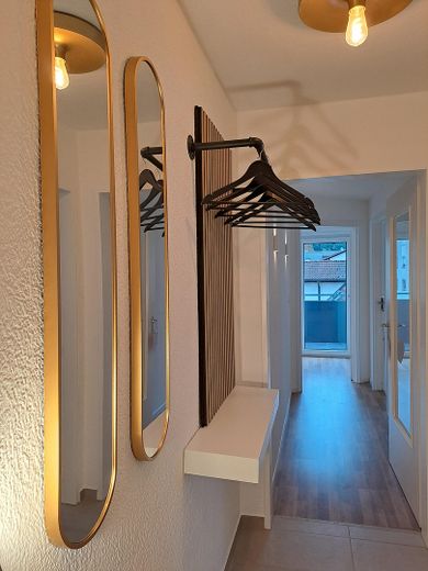Renditestarke Kapitalanlage – modernisierte und vollmöblierte 3-Zimmer-Wohnung – Flur