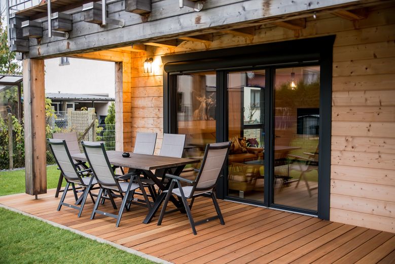 Möbliertes Holzhaus mit 2 Wohnungen, Garten, Balkon, inkl. Küchen - Windschläg 970.000€ zzgl. MwSt. – Terrasse