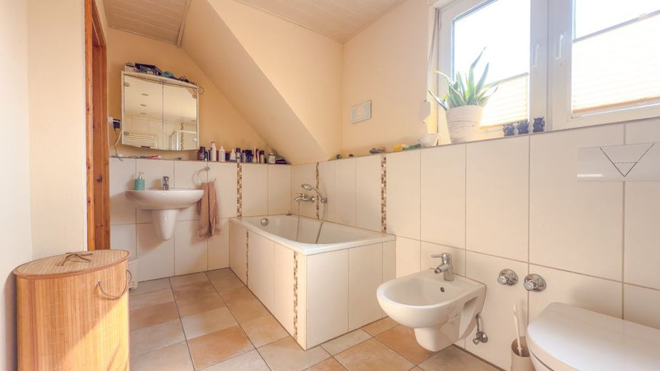 Vielseitiges Haus mit Charme - ideal für Mehrgenerationen, Arbeiten &amp; Wohnen oder Vermietung – Badezimmer 2 OG