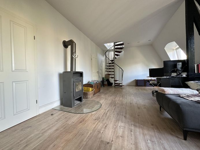 Wohnzimmer mit Fokus auf Kamin