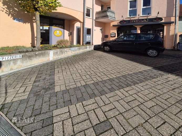 Gewerbe-Doppelpack - vermietete Gewerbeimmobilie mit zwei etablierten Nutzungen – Parkplätze vor dem Haus
