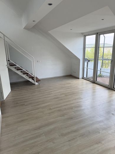 Stilvolle Maisonette mit Flair – direkt am Schloss Broich – Wohnzimmer mit Aufgang