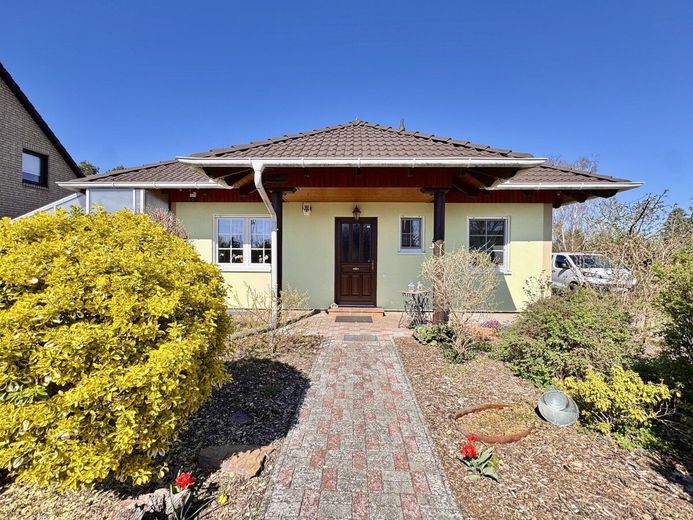 HORN IMMOBILIEN + Einfamilienhaus mit Einbauküche, Doppelgarage und Keller in Krugsdorf bei Pasewalk – Hausansicht