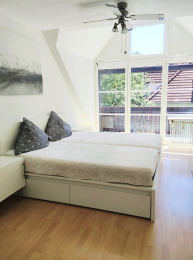 Helle 3-Zi.-DG-Wohnung + XXL-TG-Eckplatz, 2 Balkone, EBK, 95m² in Karlsfeld PROVISIONSFREI – Foto 3