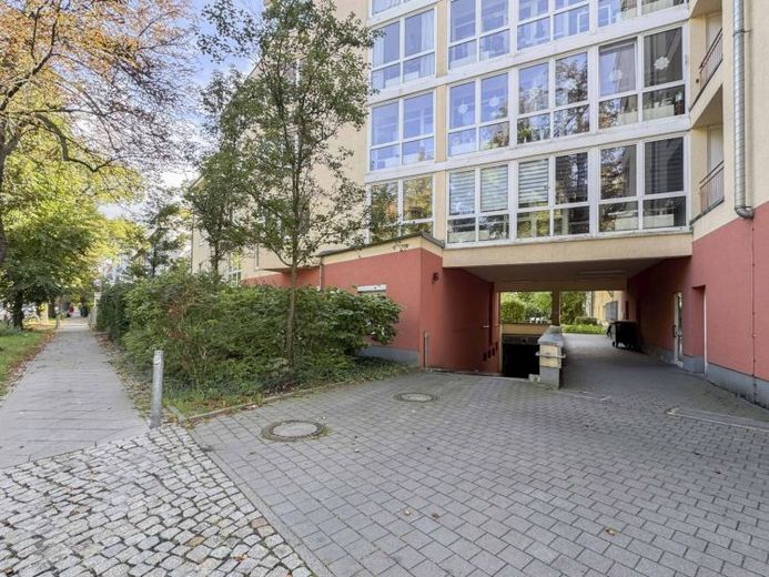 Berlin-Pankow'da sağlam bir yatırım: Kiracılı, küvetli banyosu ve kileri bulunan 2 odalı daire – Fotoğraf 1