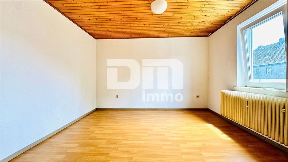 Gepflegtes Ein- bis Zweifamilienhaus mit Ladeneinheit in Dassel-Hilwartshausen – 1.OG Schlafzimmer