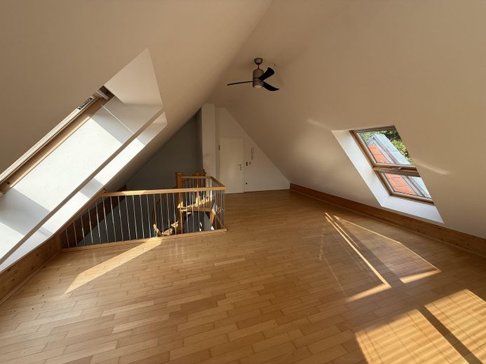 Helle Galeriewohnung mit Balkon und Blick ins Grüne in Steinweg – Galerie
