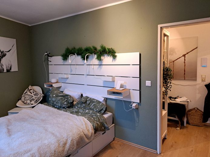 Moderne 2-Zimmer-DG-Wohnung mit Wohnküche und Balkon – Schlafzimmer