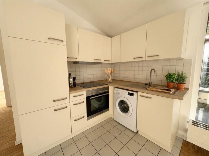 Barrierefreie Dachgeschosswohnung mit großer Sonnenterrasse (provisionsfrei!) – Küche (KI-möbliert)