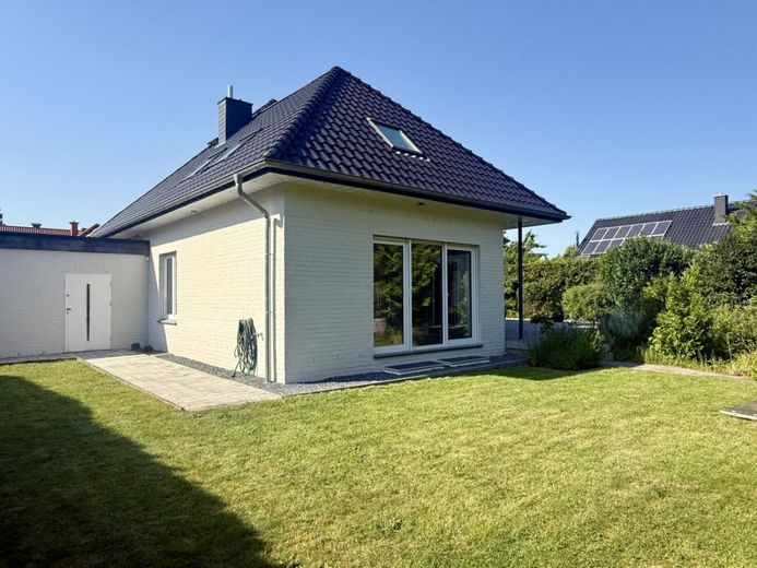 Moderner Wohntraum mit Einliegerwohnung und großer Sonnenterrasse im Speckmantel von Stadthagen – Rückseite_Garage