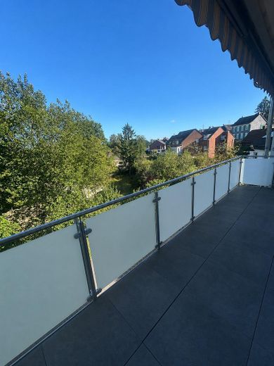 Qualità abitativa con vista sul bosco: 3 locali, ristrutturato nel 2026, ottimi collegamenti – Balkon