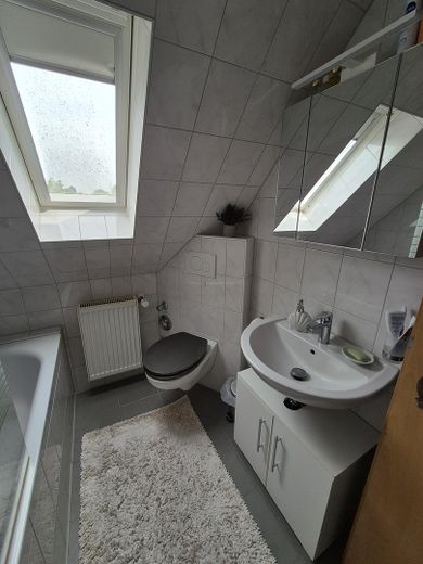 Helle und geräumige 3,5-Zimmer-Dachgeschosswohnung in ruhiger Lage – Badezimmer