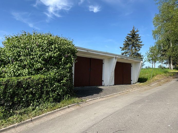 Garagenanfahrt aus dem Ort
