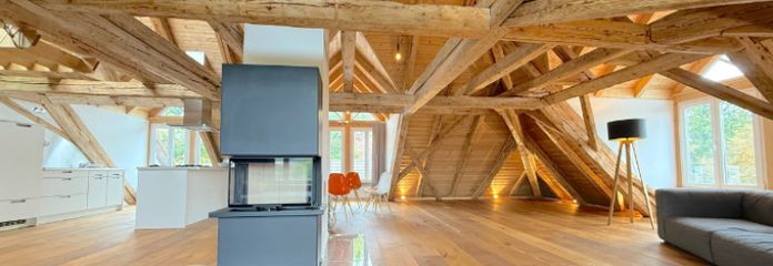 WOHNEN IN DER ALTEN SCHULE IN ENGERTSHAM: Wunderschöne, geräumige Wohnung mit EBK und Stellplatz