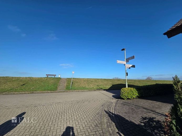 Ruheoase mit Weitblick: Lichtdurchflutetes Einfamilienhaus in Rheinnähe – Deich