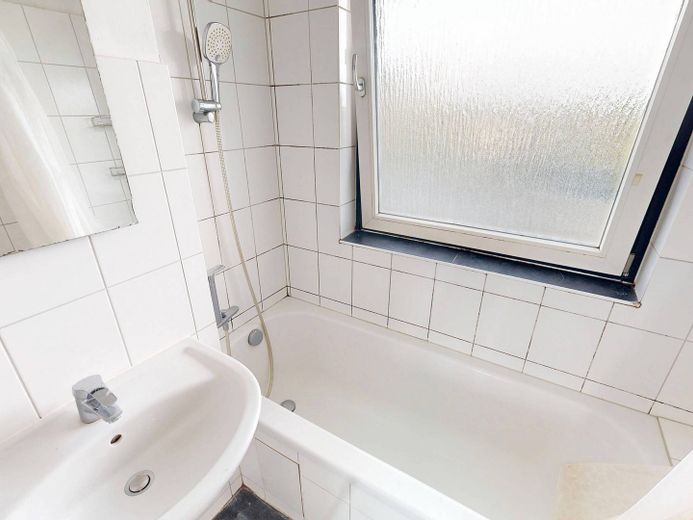 Helder&ruim: 3-kam.-app. met BALKON en inbouwkeuken – Ansicht I: Bad