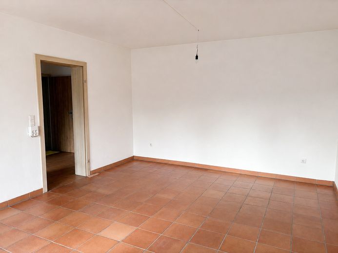 Bezugsfrei & provisionsfrei: Großzügige 2-Zimmer-Wohnung mit Südwest-Loggia und Stellplatz – Wohnzimmer, Rückseite