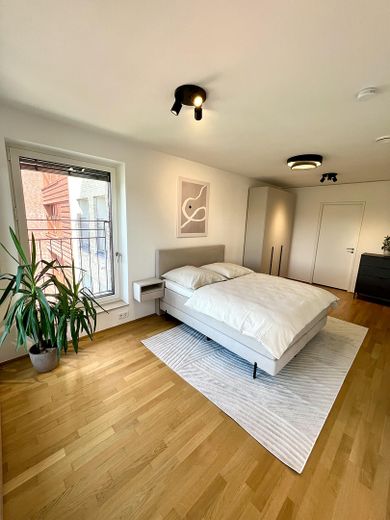 Möblierte 2-Zimmer-Wohnung in erster Reihe zum Main – Schlafzimmer