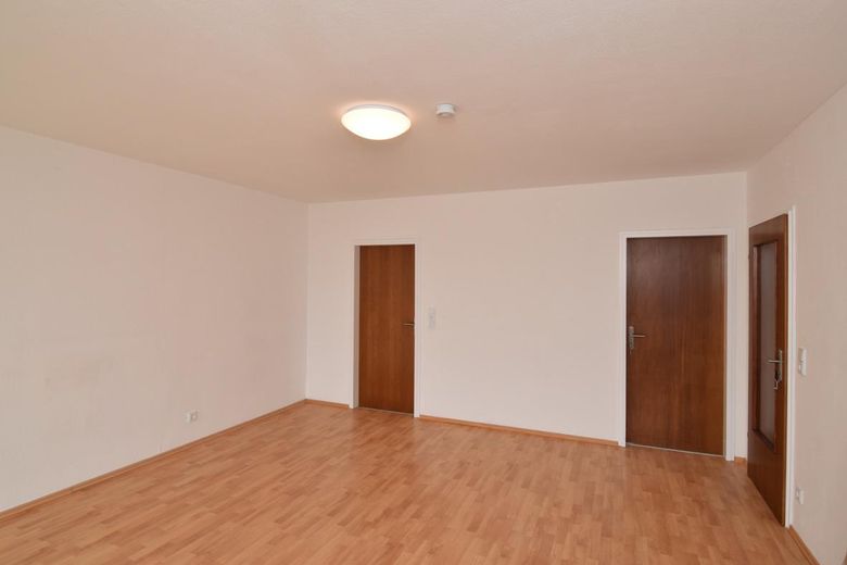 Helle 3-Zimmer Wohnung 70 m2 München Unterhaching mit Balkon Erstbezug nach Vollrenovierung – Wohnzimmer