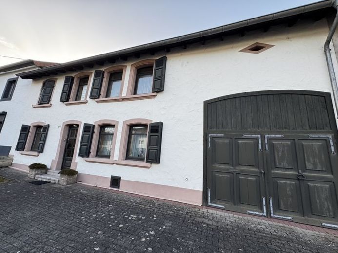 Saarlouis-Neuforweiler: Einfamilienhaus im Landhausstil mit Garage, Stellplätzen und großem Garten – Foto 1