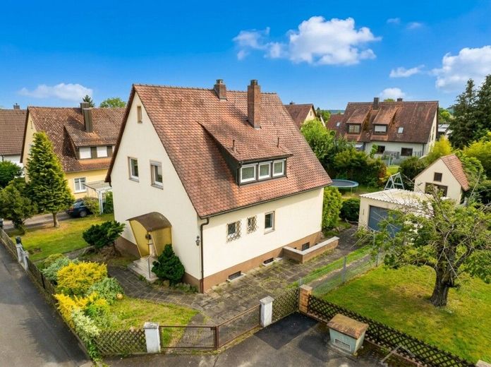 Stein-Unterweiherbuch Haus für Handwerker günstig kaufen statt hohe Mieten zahlen in bester Lage – KI Gestaltungsvorschlag EFH Stein Vorher_nachher ki 001