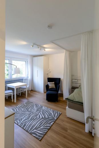 Möbliertes Zimmer auf Zeit in Berufstätigen-WG – Zimmer