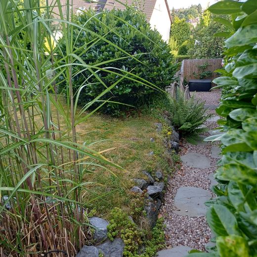 Gepflegtes Reihenendhaus mit schönem Garten, überdachter Terrasse, Kamin und Carport – Weg in den unteren Garten (1)