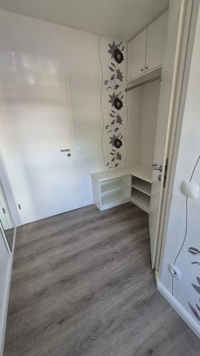 Casa a schiera di testa ben tenuta con giardino recintato e posto auto coperto – Flur EG