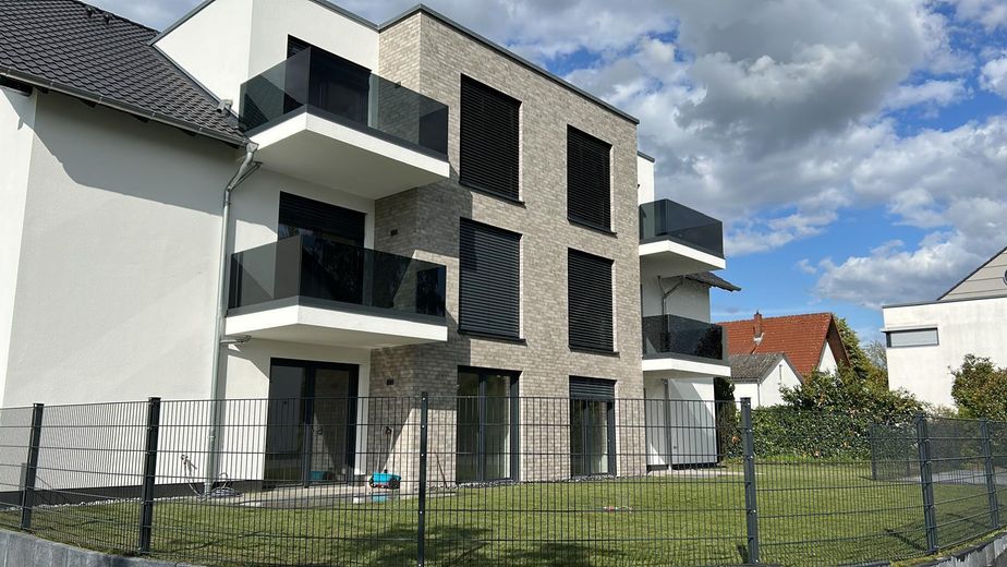 Appartamento moderno di nuova costruzione in posizione centrale a Holzhausen – Außenansicht