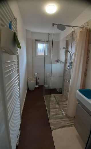Einfamilienhaus Freistehend - großräumig saniert – Duschbad EG mit WC