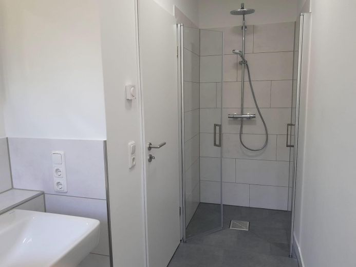 First occupancy after complete renovation/bright apartment approx. 43 m²/in the greenery with balcony/6 min walk to Westpark – Bad
