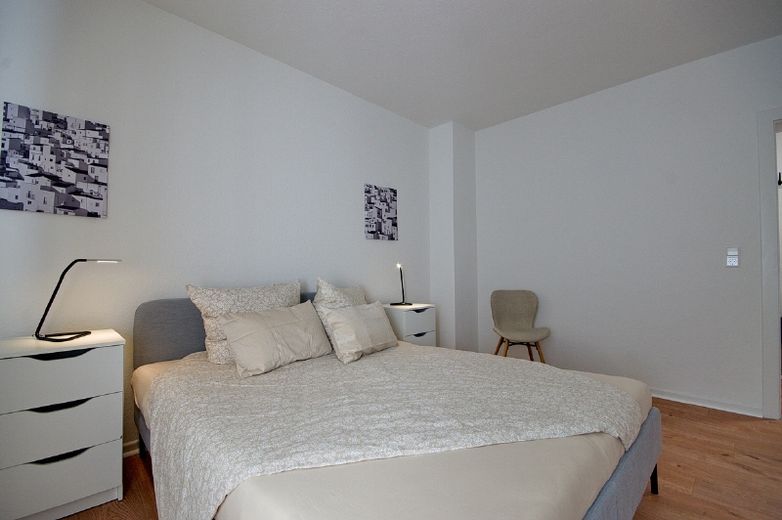 Bright, attractively furnished apartment with balcony and internet access, quiet and centrally located, approx. 200 metres from the “Planckstraße” underground station – 8ec6ecccc64d79c662b7cc41615bb7938b4a7158.jpg