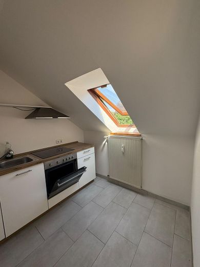 Luminoso appartamento di 4 locali mansardato con giardino privato – Küche