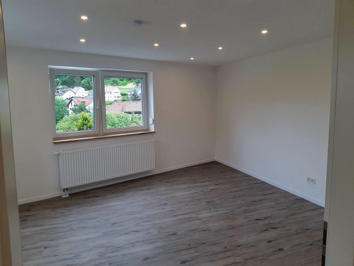 Kernsaniertes Einfamilienhaus mit Ausblick in ruhiger Lage – Wohnzimmer