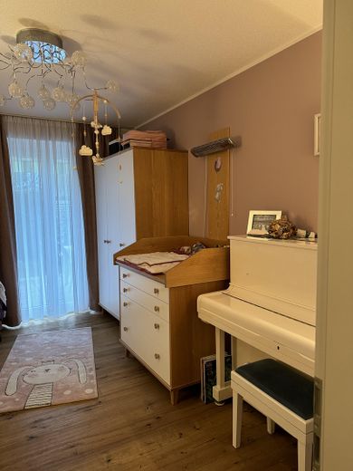 Luxuriöse 4 ZKB Wohnung mit schön angelegtem Garten – Kinderzimmer
