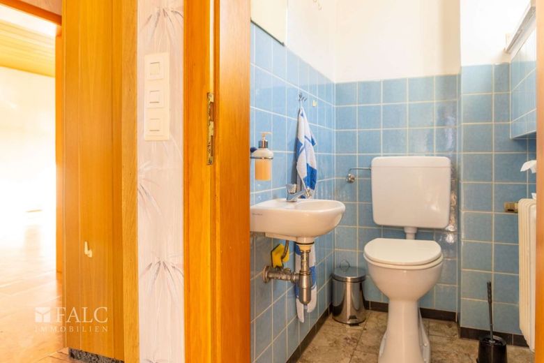 Freistehendes Einfamilienhaus mit Anbaupotenzial in ruhiger Randlage – Gäste WC EG