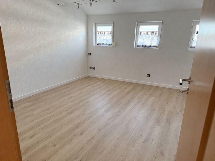 Frisch renovierte 3 Zimmer Wohnung Dachgeschoss nahe Stadtpark zur Erholung für Familen und Paare – Zimmer 1