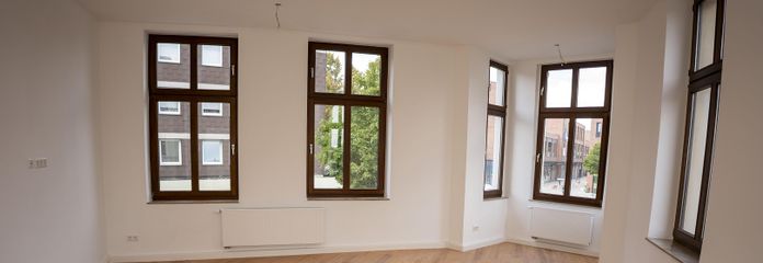 Wohnzimmer mit Fensterfront