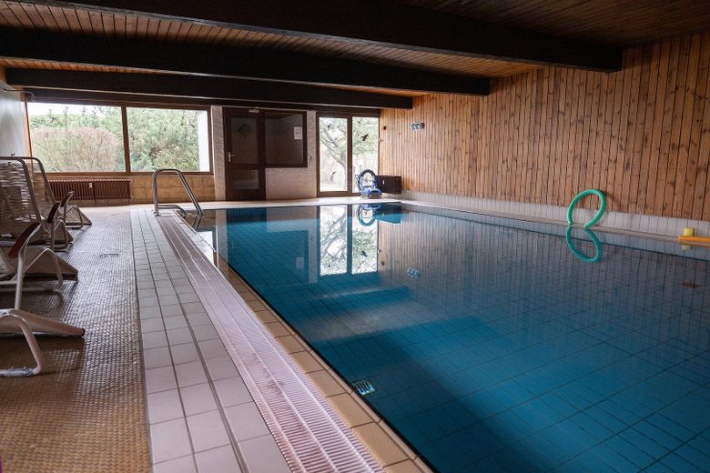 Schwimmbad mit Tageslicht