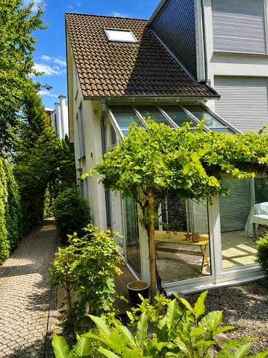 Modernes Haus in Oberursel nähe FIS und EDEKA – Eingang mit Wein