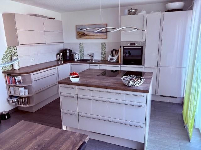 Vivere dove gli altri vanno in vacanza - moderna casa a schiera con una splendida vista sul lago sulla Höri – Küche