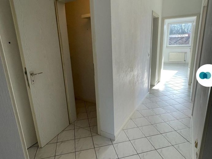Гарна 3-кімнатна квартира з великим балконом та вбудованою кухнею – Ansicht I: Flur