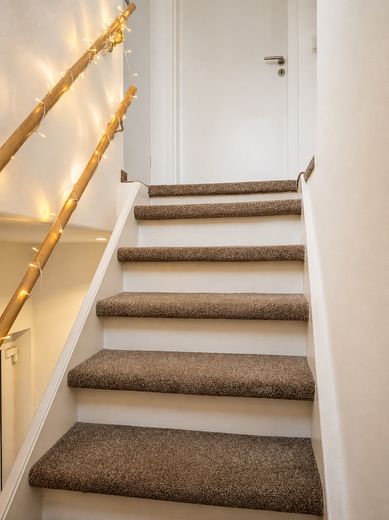 Gemütliches Eigenheim in wunderschöner Lage – provisionsfrei – Treppe
