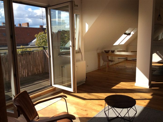 Piso ático de 2 habitaciones reformado con terraza privada en la azotea – disponible para ocupar – Wohnbereich